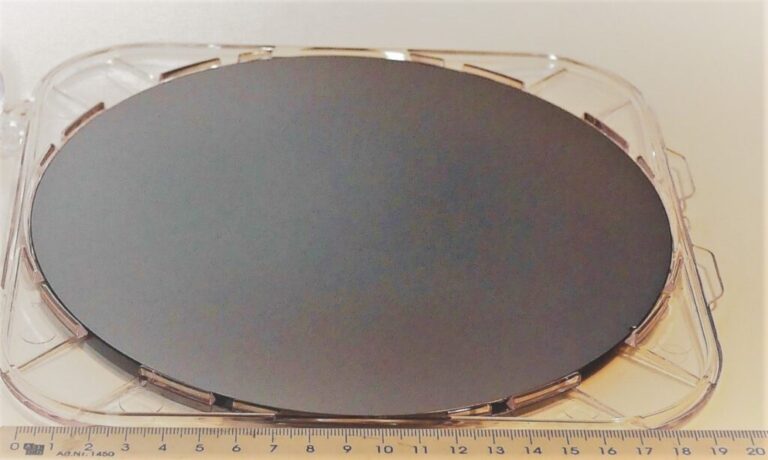 200mm用于HPE市场的硅基氮化镓外延片样品，基于ALLOS的技术，由AZUR SPACE供货